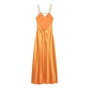 Détail de la robe midi en satin orange avec dos nu en V et fines bretelles croisées
