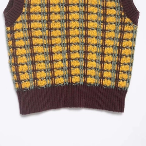 Retro-Strickweste mit V-Ausschnitt, gelbem Pünktchenmuster und dunkelbraunem Rippstricksaum