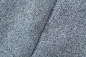 Makroaufnahme von grauem Wollstoff mit detaillierter Faserstruktur und weichem Griff