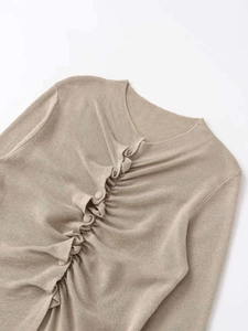 Gilet en maille détaillé avec volants avoine et boutons recouverts de tissu assorti