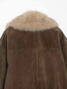 Détail du dos d'une veste en daim marron foncé avec col en fausse fourrure et coutures visibles