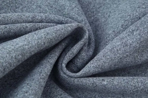 Detail der grauen Wollstofftextur mit schwerem Fasergewebe und weichen natürlichen Falten