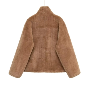 Vue arrière détaillée d'une veste sherpa marron en peluche avec col montant épais