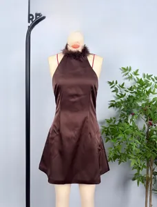 Détail de robe dos nu en satin marron café avec bordure en plumes et bretelles rouges