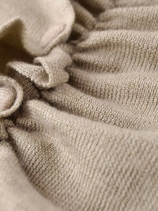 Vue macro détaillée du tissu en maille kaki doux avec texture côtelée et plis élégants
