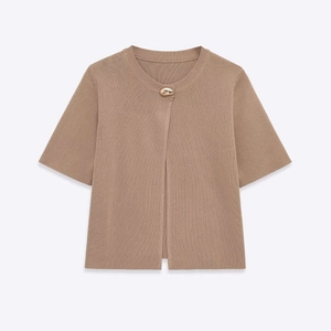Minimalistische bruine gebreide top met korte mouwen, ronde hals en gouden knoop