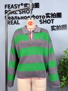 Détail de polo en maille à rayures vert et gris avec col en V pour un look décontracté