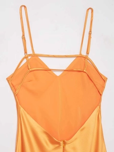 Vue détaillée d'une robe midi en satin orange avec fines bretelles et fermeture éclair