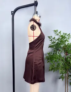 Détail de la robe en satin marron avec bordure en plumes au décolleté et fini soyeux