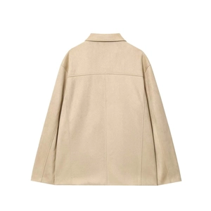 Vista posteriore di una giacca scamosciata beige con dettagli di cuciture e design del collo