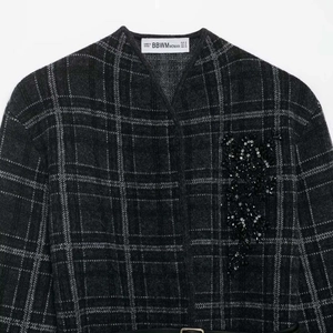 Cardigan en maille à carreaux pour femmes avec broderie de perles et détails floraux