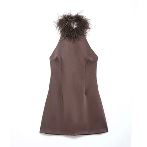 Robe Midi Licou Élégante Avec Bordure en Plumes Satin Bodycon Robe de Soirée Dos Nu Sans Manches Café