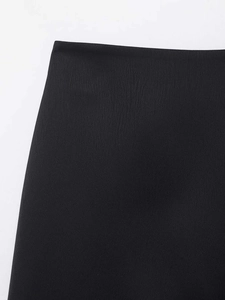 Detail der minimalistischen schwarzen Taille und hochwertiger Webstruktur