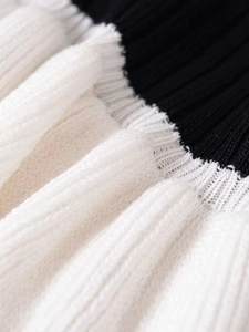 Détail de la texture en maille côtelée contrastée noir et blanc et fini doux