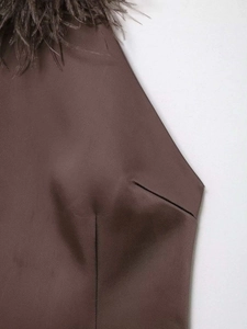 Détail de la robe licou en satin marron foncé avec bordure en plumes et pinces de taille