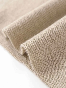 Détail macro du tricot côtelé kaki montrant la texture douce et les mailles fines