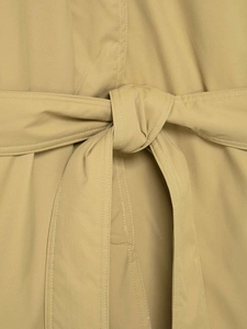 Dettaglio della cintura del trench kaki e della trama del tessuto in twill ad alta densità