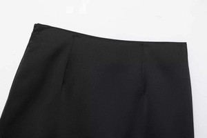 Nahaufnahme eines schwarzen Damenrocks mit hoher Taille und unsichtbarem Seitenreißverschluss