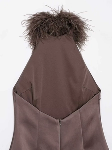 Détail de robe dos nu marron foncé avec bordure en plumes et fermeture éclair au dos
