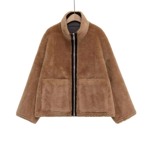 Veste polaire sherpa pour femme en couleur camel avec col montant et grandes poches