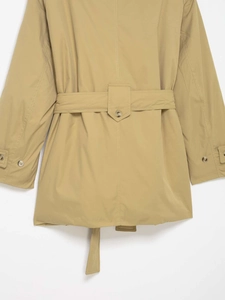 Dettaglio retro del trench kaki con cintura regolabile e cinturino con bottone dietro
