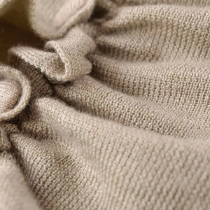 Détails du gilet en maille kaki avec tissu côtelé doux et boutons de haute qualité