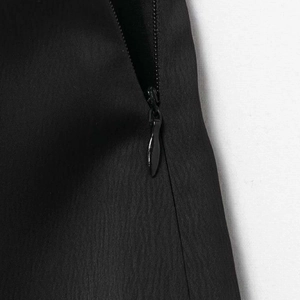 Schwarzer Damen-Minirock mit hochwertigem verstecktem Reißverschluss und Premium-Stofftextur