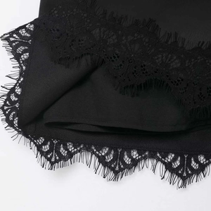 Schwarzer Sommerrock mit exquisitem floralem Wimpernspitzen-Saum und Lagen-Details