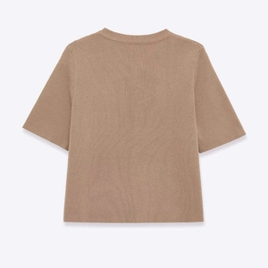 Minimalistische camelgekleurde gebreide trui met korte mouwen en een geribbelde ronde hals