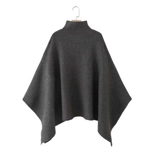Dunkelgrauer Poncho mit Rollkragen, asymmetrischem Saum und dicker Strickstruktur