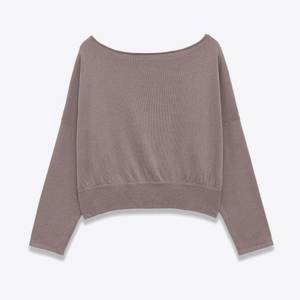 Elegant off-the-shoulder knit top in mauve with ribbed cuffs and hem, long sleeves