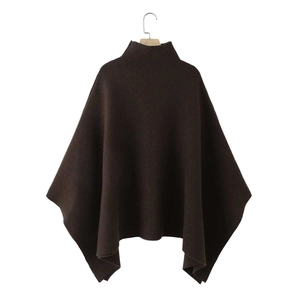 Detailansicht des dunkelbraunen Strickponchos mit Stehkragen und asymmetrischem Saum