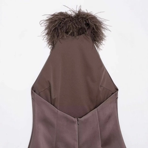 Robe dos nu marron foncé avec bordure en plumes élégantes et fermeture éclair discrète
