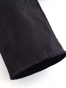 Macro della texture in velluto nero con dettagli di cucitura fine sui polsini