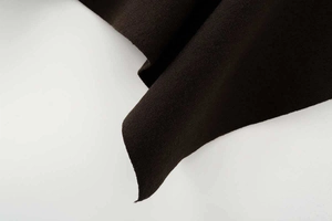 Nahaufnahme von dunkelbraunem Strickstoff mit dicker Textur und natürlichem Faltenwurf