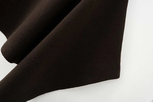 Detailaufnahme der dunkelbraunen Stricktextur mit dickem Material und Webmuster