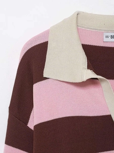 Vue détaillée du col polo et de la texture rayée tricotée en marron et rose
