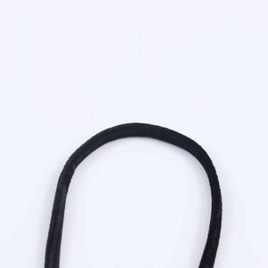 Vue macro montrant la texture tissée fine du tissu de la sangle élastique noire
