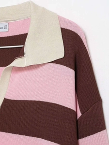 Détail d'un polo en maille à rayures marron et rose avec col contrastant blanc crème