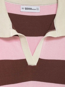 Détail d'un polo en maille à rayures contrastées roses, marron et blanc cassé