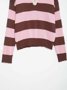Détails du pull en maille rayé rose et marron avec finitions côtelées et col en V