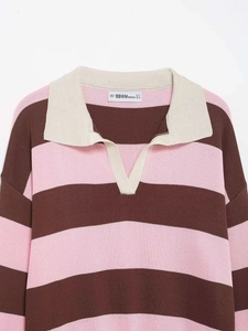 Vue détaillée du pull en maille rayée avec col polo et étiquette de marque à l'encolure