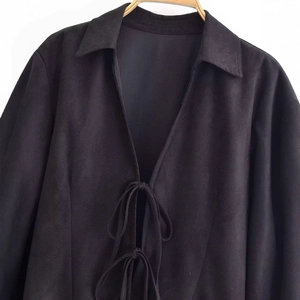 Giacca vintage in velluto nero con vita regolabile, maniche lunghe e chiusura a lacci