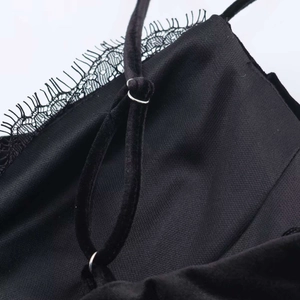 Robe chic à bretelles en velours noir avec bordure en dentelle cil et boucles argentées