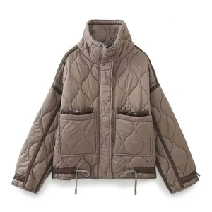 Veste matelassée pour femme avec col montant et grandes poches en couleur marron