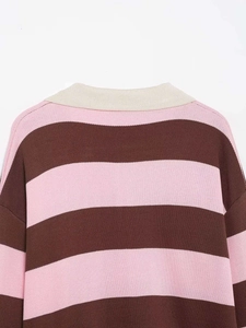 Détail du pull en maille rayé rose et marron avec col polo et finitions côtelées