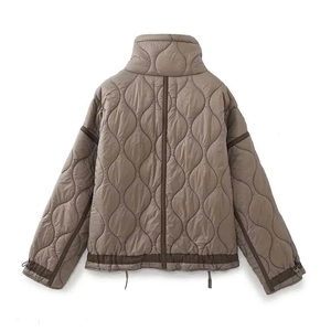 Détails du dos d'une veste matelassée café avec coutures oignon et finitions passepoilées