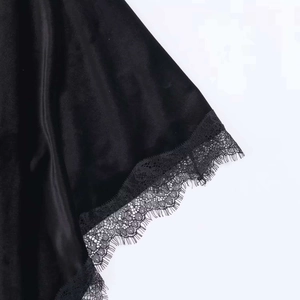 Détail de robe en satin noir avec bordure en dentelle délicate et texture soyeuse