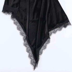 Détail macro d'une robe en satin noir avec bordure délicate en dentelle de cils fins