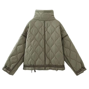 Vue arrière d'une veste matelassée vert olive avec surpiq des surpiqûres à motifs de vagues